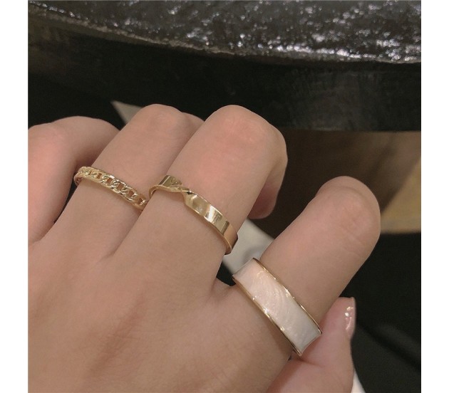 ये खास Gold Ring Designs खूब जचेंगे आपके हाथों पर, मॉडर्न और ट्रेडिशनल  आउटफिट से होगा मैच | gold ring designs that are poised to take off |  HerZindagi